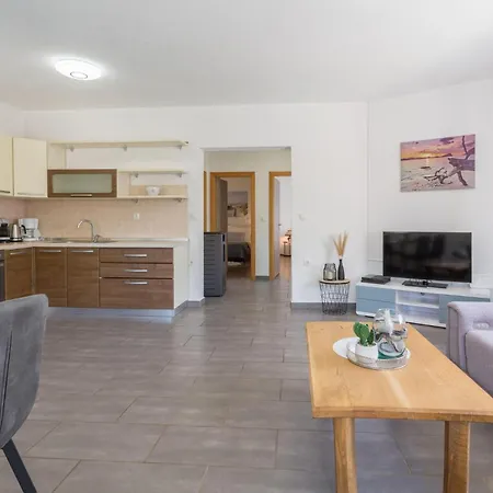 Stunning In Vrecari With Kitchen *