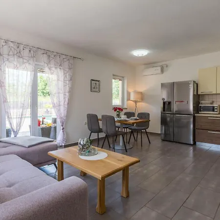Stunning In Vrecari With Kitchen Σπίτι διακοπών *