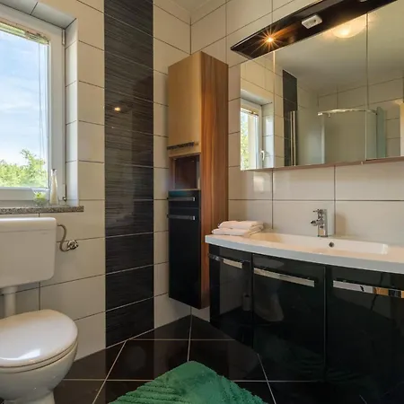 Stunning In Vrecari With Kitchen بيت للعطل