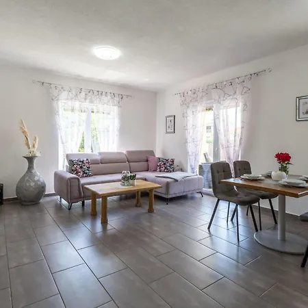 Stunning In Vrecari With Kitchen Σπίτι διακοπών Nedeščina