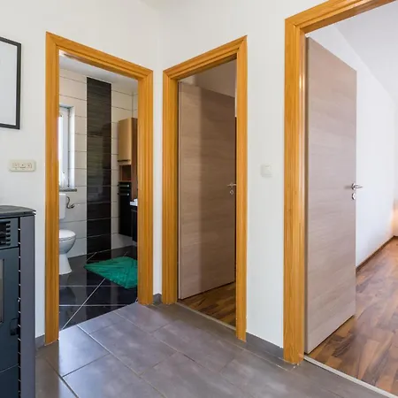 Stunning In Vrecari With Kitchen *