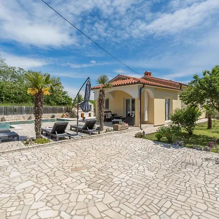 Stunning In Vrecari With Kitchen Σπίτι διακοπών