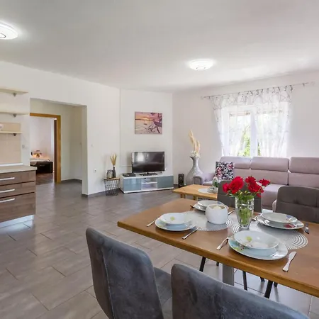 Stunning In Vrecari With Kitchen Nedeščina