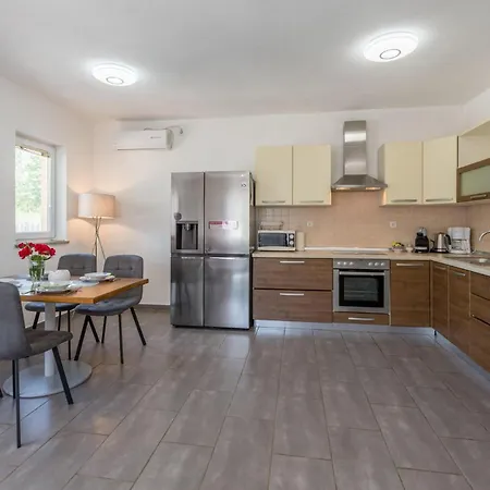 Stunning In Vrecari With Kitchen * Nedeščina