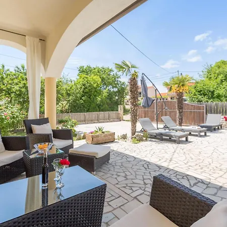 Stunning In Vrecari With Kitchen بيت للعطل *