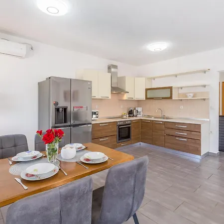 Stunning In Vrecari With Kitchen * Nedeščina