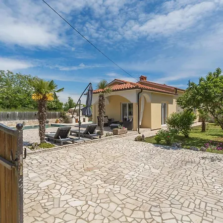 Stunning In Vrecari With Kitchen Nedeščina