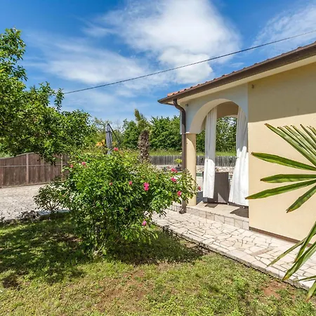 Stunning In Vrecari With Kitchen Nedeščina